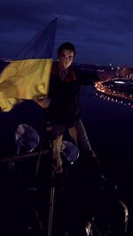 Тороповський, прапор на мосту.jpg